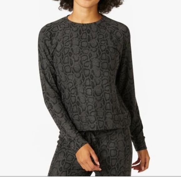 BEYOND YOGA Snakeskin Print
Raglan Crew Sweatshirt Size XS. - Picture 2 of 9